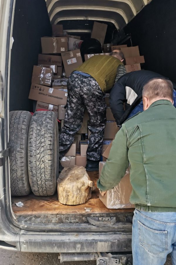 Волонтёры САМБАТ загружают гуманитарную помощь